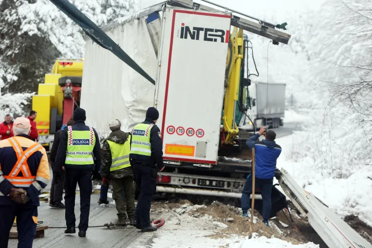 PROMET DRŽAVNOM CESTOM D1 BIO U PREKIDU 4 SATA: Izvlačili kamion s prikolicom koji je sletio prije dva dana