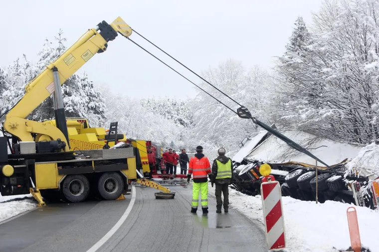 PROMET DRŽAVNOM CESTOM D1 BIO U PREKIDU 4 SATA: Izvlačili kamion s prikolicom koji je sletio prije dva dana