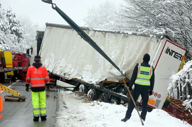 PROMET DRŽAVNOM CESTOM D1 BIO U PREKIDU 4 SATA: Izvlačili kamion s prikolicom koji je sletio prije dva dana