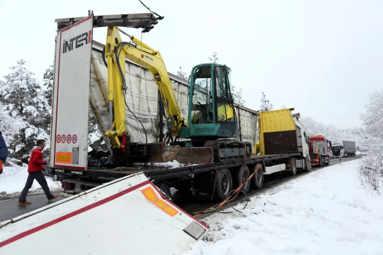 PROMET DRŽAVNOM CESTOM D1 BIO U PREKIDU 4 SATA: Izvlačili kamion s prikolicom koji je sletio prije dva dana