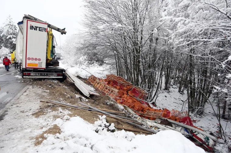 PROMET DRŽAVNOM CESTOM D1 BIO U PREKIDU 4 SATA: Izvlačili kamion s prikolicom koji je sletio prije dva dana