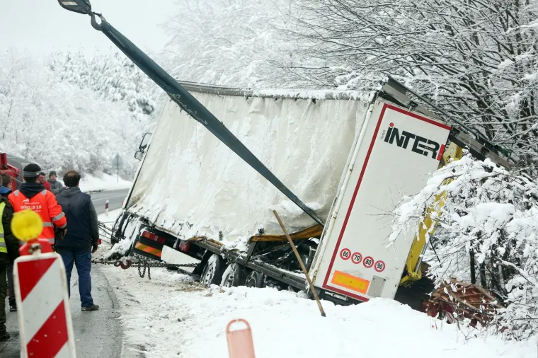 PROMET DRŽAVNOM CESTOM D1 BIO U PREKIDU 4 SATA: Izvlačili kamion s prikolicom koji je sletio prije dva dana