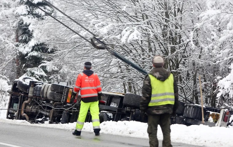 PROMET DRŽAVNOM CESTOM D1 BIO U PREKIDU 4 SATA: Izvlačili kamion s prikolicom koji je sletio prije dva dana
