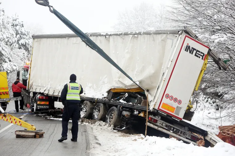 PROMET DRŽAVNOM CESTOM D1 BIO U PREKIDU 4 SATA: Izvlačili kamion s prikolicom koji je sletio prije dva dana