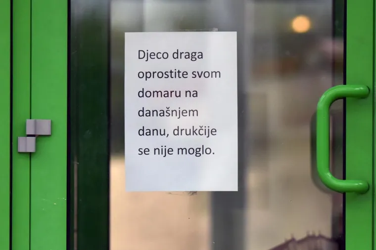 Domar se jutros zaključao u školu na Brodarici i nitkog nije puštao unutra, policija ga privela