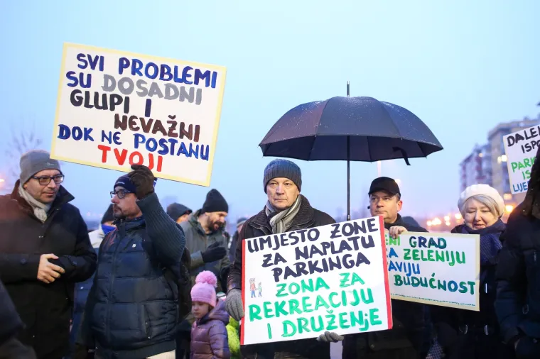 'Budi se, &Scaron;pansko!' Stanovnici blokirali zebru u znak prosvjeda s mnogo zahtjeva