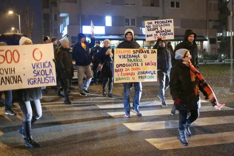 'Budi se, &Scaron;pansko!' Stanovnici blokirali zebru u znak prosvjeda s mnogo zahtjeva