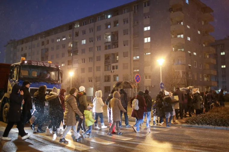 'Budi se, &Scaron;pansko!' Stanovnici blokirali zebru u znak prosvjeda s mnogo zahtjeva