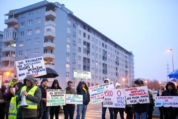 'Budi se, &Scaron;pansko!' Stanovnici blokirali zebru u znak prosvjeda s mnogo zahtjeva