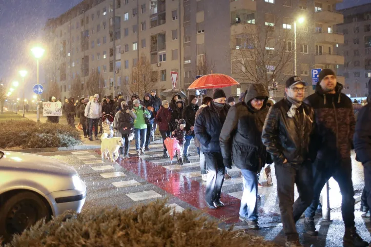 'Budi se, &Scaron;pansko!' Stanovnici blokirali zebru u znak prosvjeda s mnogo zahtjeva