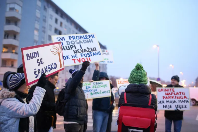 'Budi se, &Scaron;pansko!' Stanovnici blokirali zebru u znak prosvjeda s mnogo zahtjeva