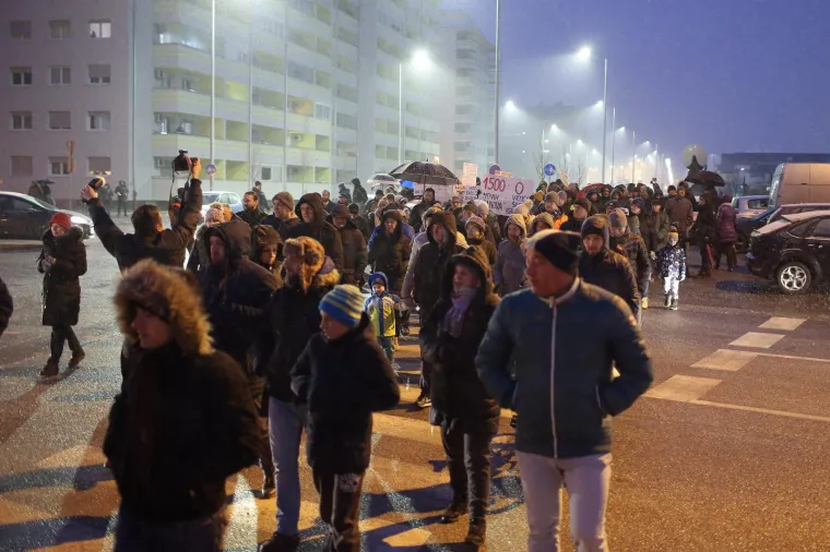 'Budi se, &Scaron;pansko!' Stanovnici blokirali zebru u znak prosvjeda s mnogo zahtjeva