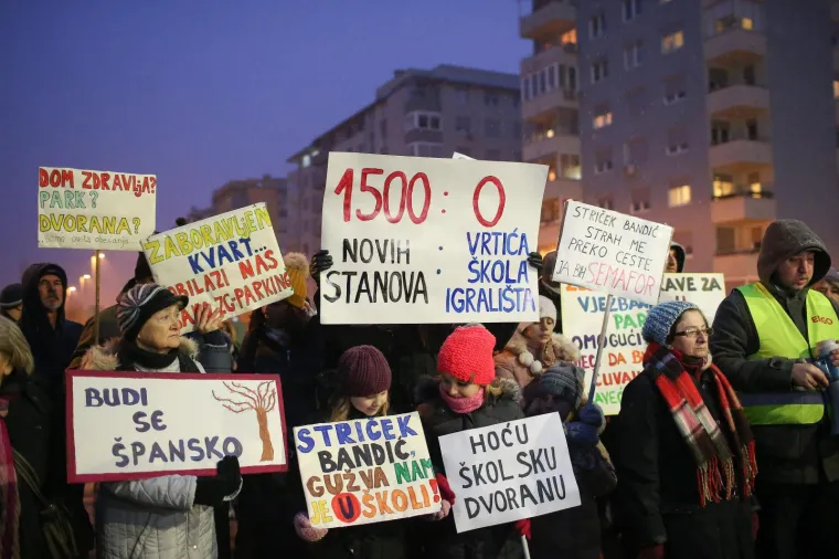 'Budi se, &Scaron;pansko!' Stanovnici blokirali zebru u znak prosvjeda s mnogo zahtjeva