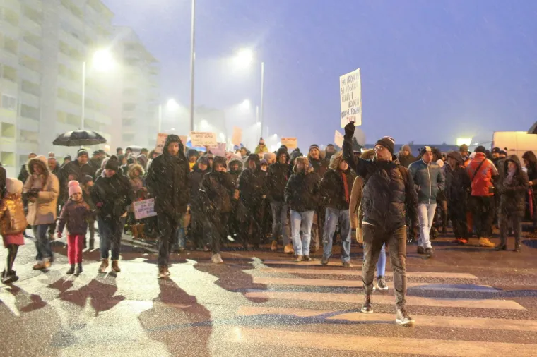 'Budi se, &Scaron;pansko!' Stanovnici blokirali zebru u znak prosvjeda s mnogo zahtjeva