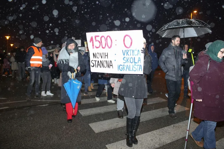 'Budi se, &Scaron;pansko!' Stanovnici blokirali zebru u znak prosvjeda s mnogo zahtjeva