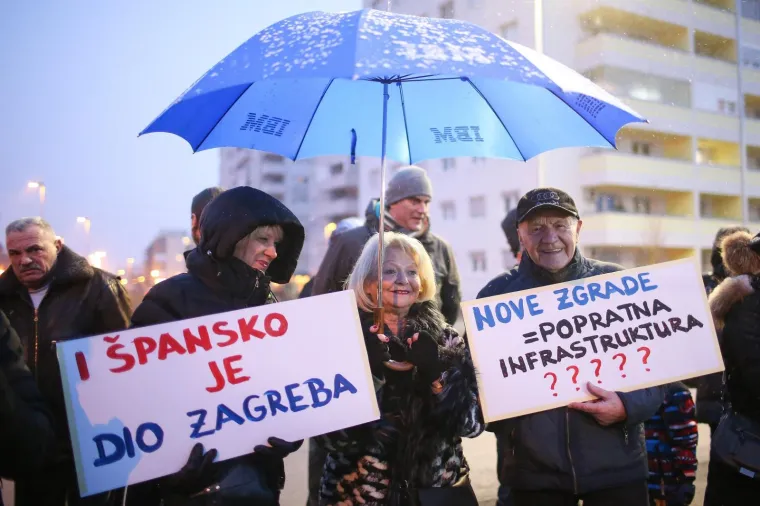'Budi se, &Scaron;pansko!' Stanovnici blokirali zebru u znak prosvjeda s mnogo zahtjeva