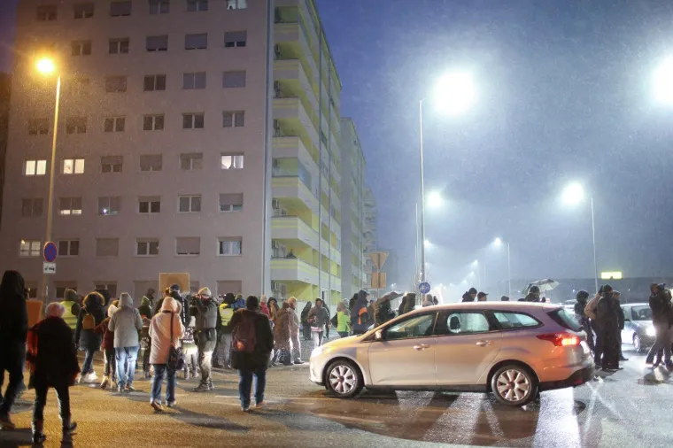 'Budi se, &Scaron;pansko!' Stanovnici blokirali zebru u znak prosvjeda s mnogo zahtjeva