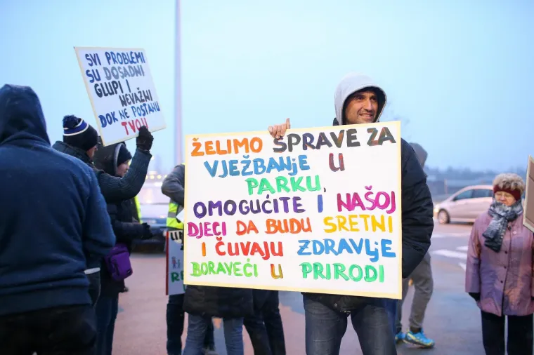 'Budi se, &Scaron;pansko!' Stanovnici blokirali zebru u znak prosvjeda s mnogo zahtjeva
