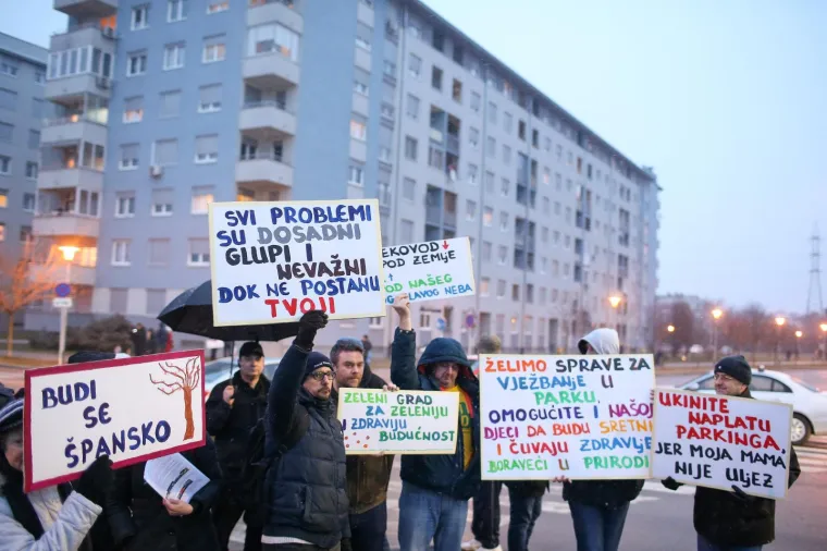 'Budi se, &Scaron;pansko!' Stanovnici blokirali zebru u znak prosvjeda s mnogo zahtjeva
