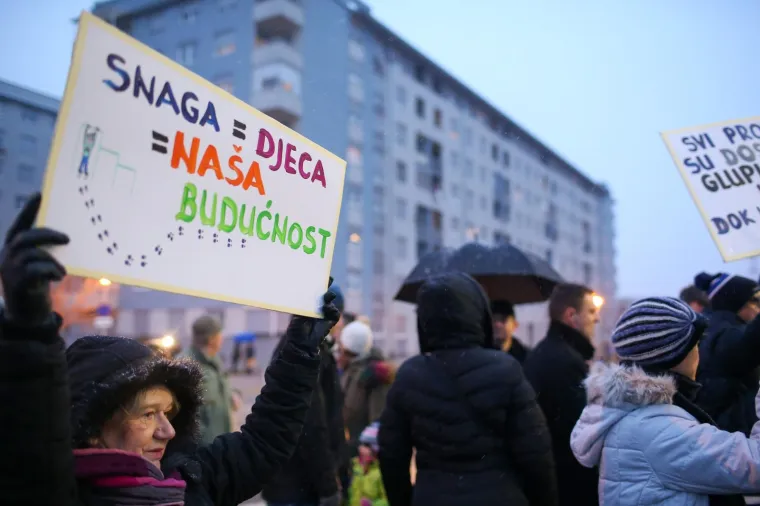 'Budi se, &Scaron;pansko!' Stanovnici blokirali zebru u znak prosvjeda s mnogo zahtjeva