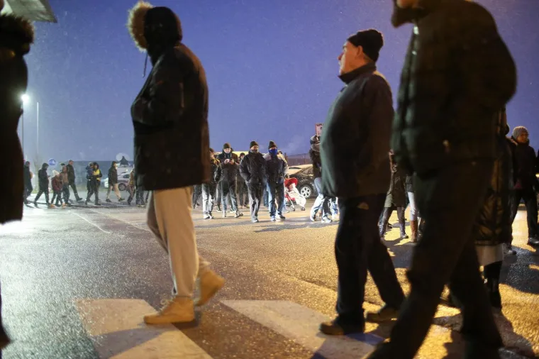 'Budi se, &Scaron;pansko!' Stanovnici blokirali zebru u znak prosvjeda s mnogo zahtjeva