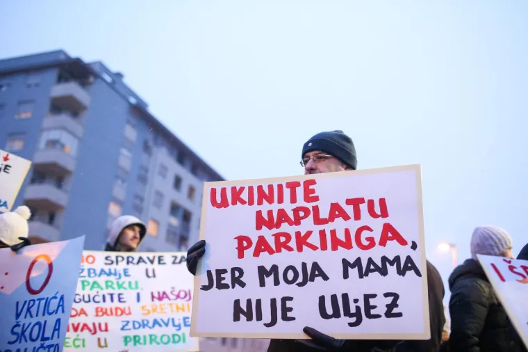 'Budi se, &Scaron;pansko!' Stanovnici blokirali zebru u znak prosvjeda s mnogo zahtjeva