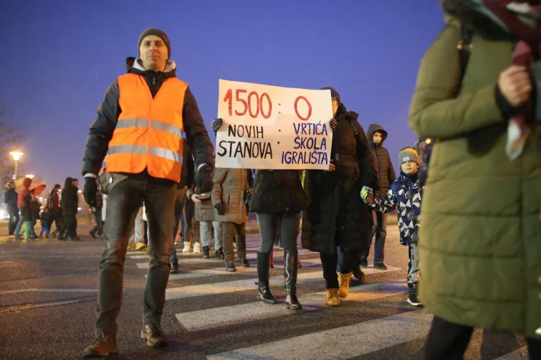 'Budi se, &Scaron;pansko!' Stanovnici blokirali zebru u znak prosvjeda s mnogo zahtjeva