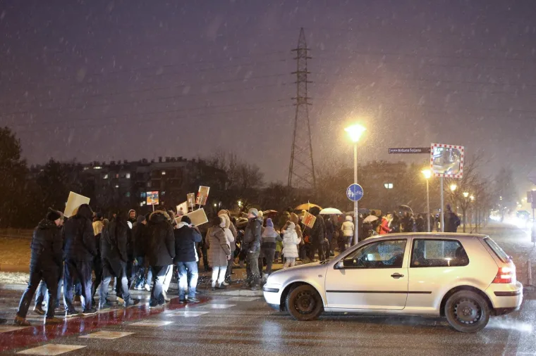 'Budi se, &Scaron;pansko!' Stanovnici blokirali zebru u znak prosvjeda s mnogo zahtjeva
