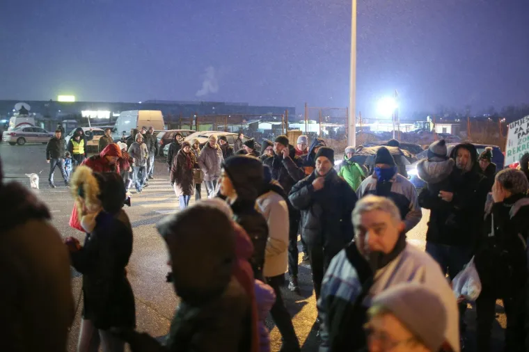 'Budi se, &Scaron;pansko!' Stanovnici blokirali zebru u znak prosvjeda s mnogo zahtjeva