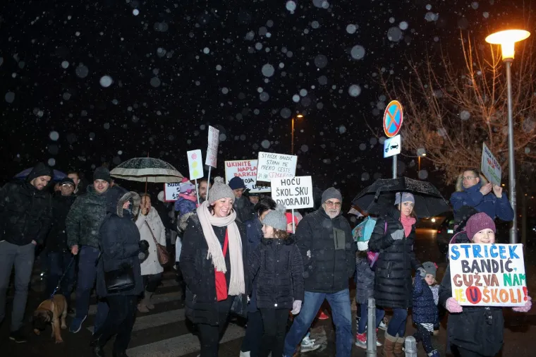 'Budi se, &Scaron;pansko!' Stanovnici blokirali zebru u znak prosvjeda s mnogo zahtjeva