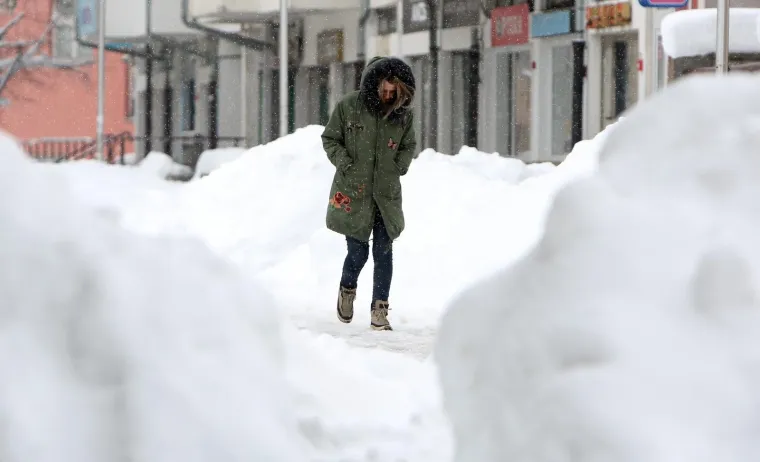 Snježno nevrijeme koje je pogodio veći dio Hrvatske Gospiću je donijelo nove centimetre snijega. Visina snijega u Gospiću doseže gotovo pola metra.