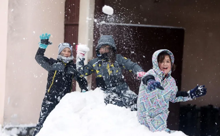 Snježno nevrijeme koje je pogodio veći dio Hrvatske Gospiću je donijelo nove centimetre snijega. Visina snijega u Gospiću doseže gotovo pola metra.