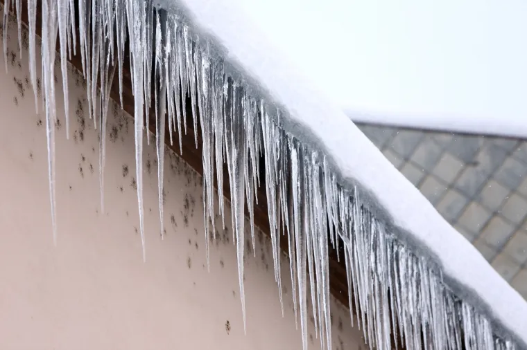 Snježno nevrijeme koje je pogodio veći dio Hrvatske Gospiću je donijelo nove centimetre snijega. Visina snijega u Gospiću doseže gotovo pola metra.