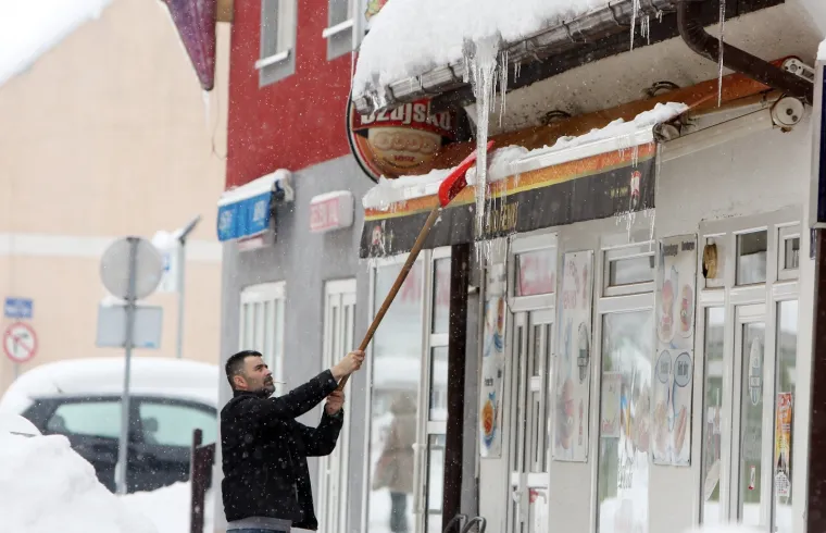 Snježno nevrijeme koje je pogodio veći dio Hrvatske Gospiću je donijelo nove centimetre snijega. Visina snijega u Gospiću doseže gotovo pola metra.