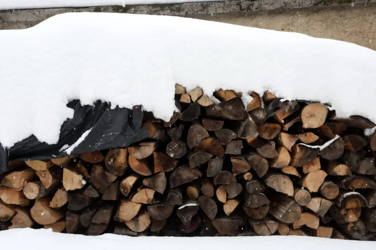 Snježno nevrijeme koje je pogodio veći dio Hrvatske Gospiću je donijelo nove centimetre snijega. Visina snijega u Gospiću doseže gotovo pola metra.