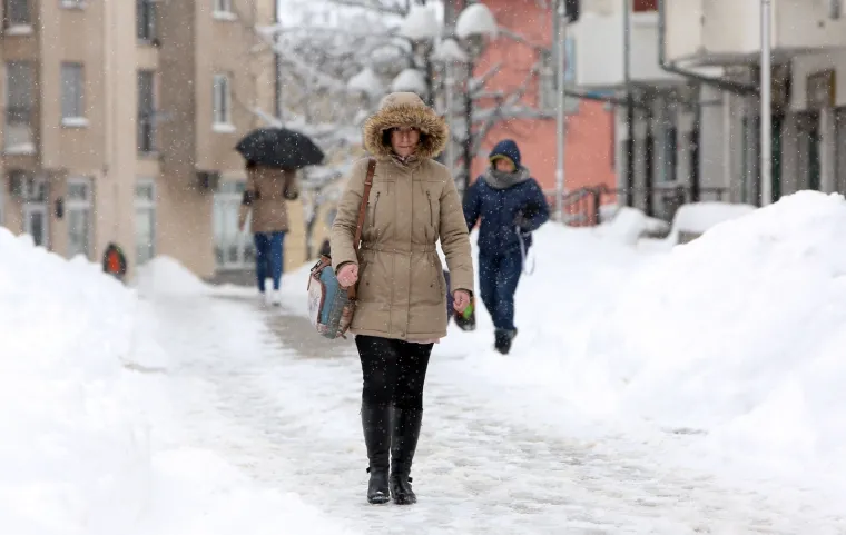 Snježno nevrijeme koje je pogodio veći dio Hrvatske Gospiću je donijelo nove centimetre snijega. Visina snijega u Gospiću doseže gotovo pola metra.