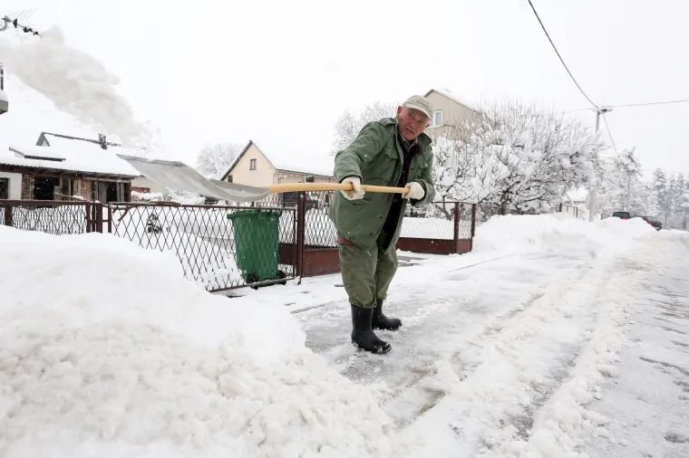 Snježno nevrijeme koje je pogodio veći dio Hrvatske Gospiću je donijelo nove centimetre snijega. Visina snijega u Gospiću doseže gotovo pola metra.