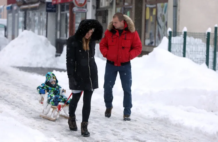 Snježno nevrijeme koje je pogodio veći dio Hrvatske Gospiću je donijelo nove centimetre snijega. Visina snijega u Gospiću doseže gotovo pola metra.