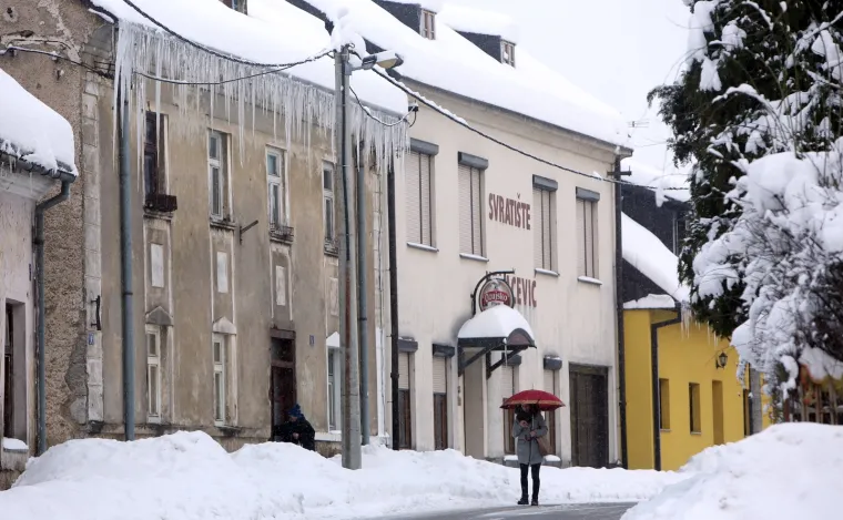 Snježno nevrijeme koje je pogodio veći dio Hrvatske Gospiću je donijelo nove centimetre snijega. Visina snijega u Gospiću doseže gotovo pola metra.