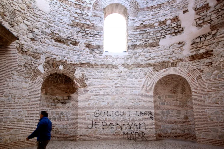 Centar Dioklecijanove palače u Splitu, Vestibul, jutros je osvanuo išaran odvratnim psovkama, što je šokiralo mnoge Splićane koji su preko društvenih mreža izražavali zgroženost tim činom vandala.