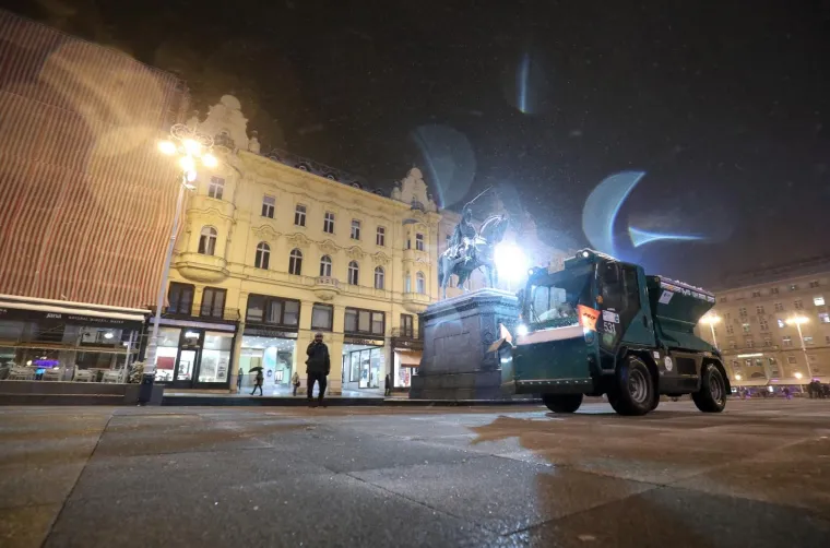 Zabijelile se nizine! Jeste li uživali u noćnom ugođaju snježnog Zagreba?