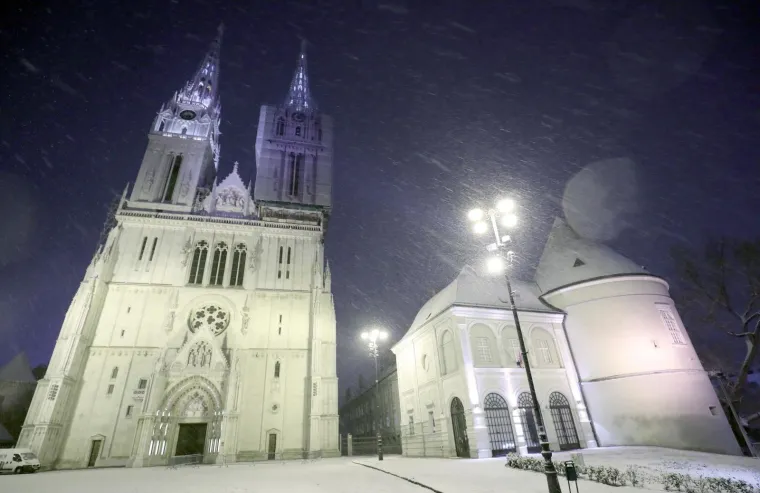 Zabijelile se nizine! Jeste li uživali u noćnom ugođaju snježnog Zagreba?