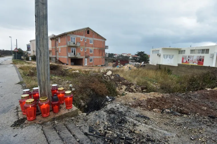 Automobil udario u betonski zid i zapalio se: Dvije osobe potpuno izgorjele