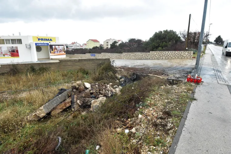 Automobil udario u betonski zid i zapalio se: Dvije osobe potpuno izgorjele