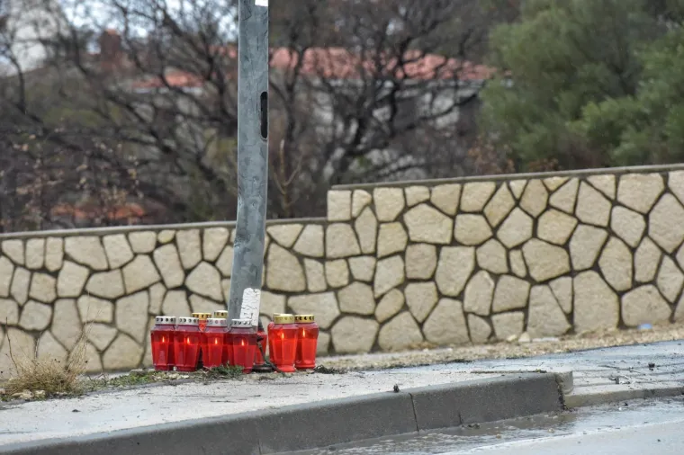 Automobil udario u betonski zid i zapalio se: Dvije osobe potpuno izgorjele