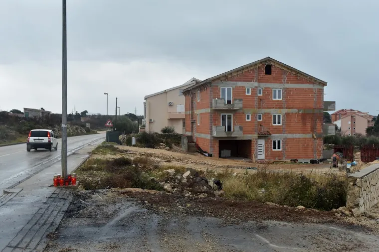 Automobil udario u betonski zid i zapalio se: Dvije osobe potpuno izgorjele