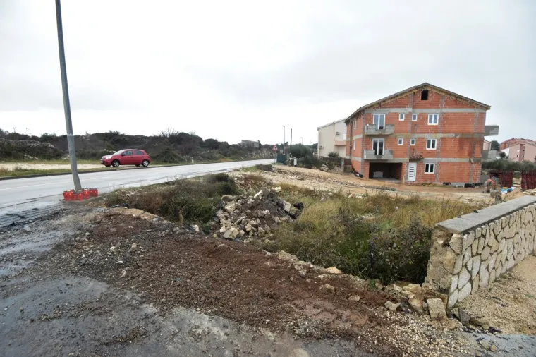 Automobil udario u betonski zid i zapalio se: Dvije osobe potpuno izgorjele