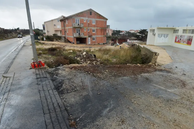 Automobil udario u betonski zid i zapalio se: Dvije osobe potpuno izgorjele