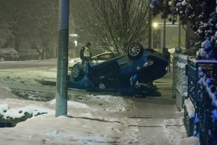 Izletio s ceste: U prometnoj nesreći smrtno stradao putnik u automobilu