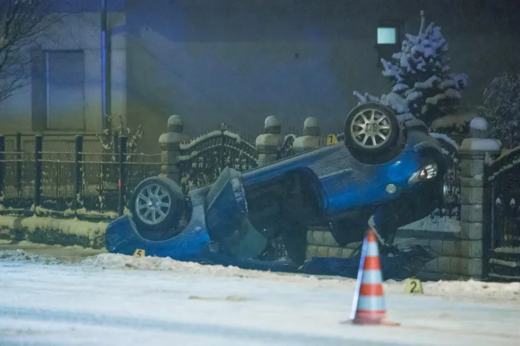 Izletio s ceste: U prometnoj nesreći smrtno stradao putnik u automobilu